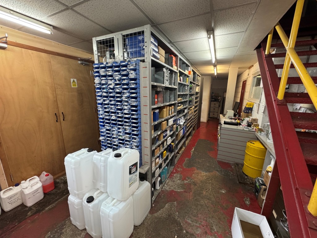 Lot: 82 - FREEHOLD CAR SALES SITE, SHOWROOM & WORKSHOP WITH REDEVELOPMENT POTENTIAL. - Workshop stores